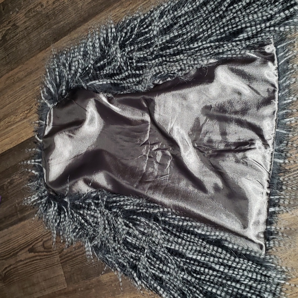 Vest Size Large white and black long hair ⭐